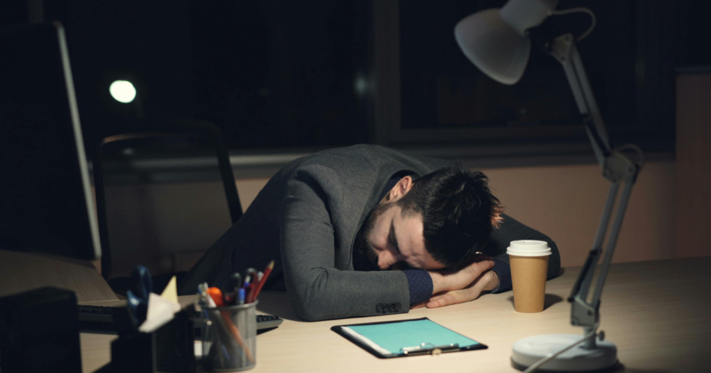 ブラック企業で深夜まで働いている男性
